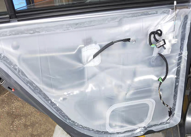 Máquina de soldadura de plástico de alta frecuencia con mesa deslizante.  