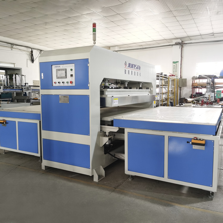 Máquina de soldadura de plástico de alta frecuencia con mesa deslizante.  