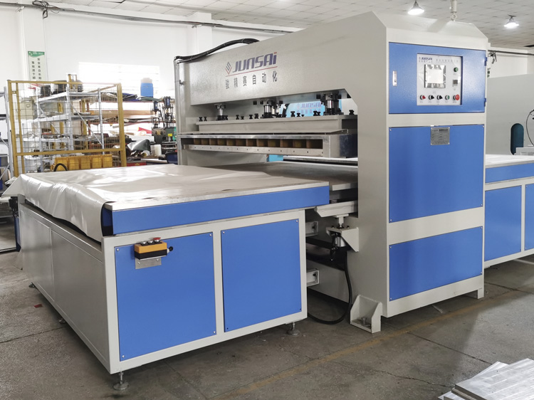 Máquina de soldadura de plástico de alta frecuencia con mesa deslizante.  