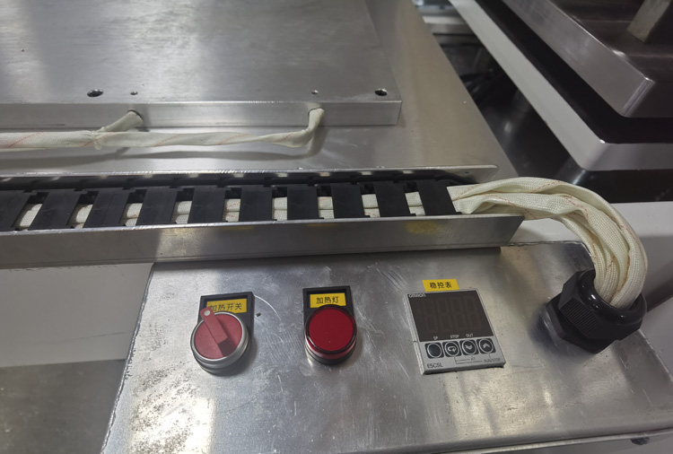 Máquina de soldadura de plástico de alta frecuencia con mesa deslizante.  