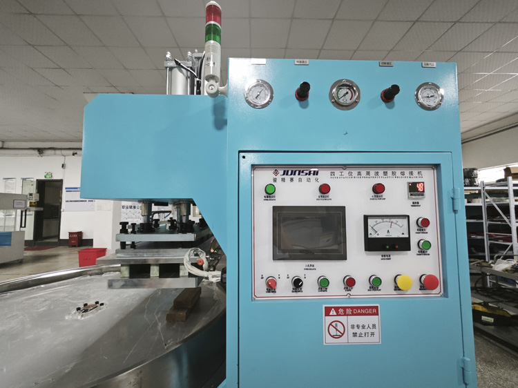 Máquina de sellado de blíster de tarjeta de papel.  